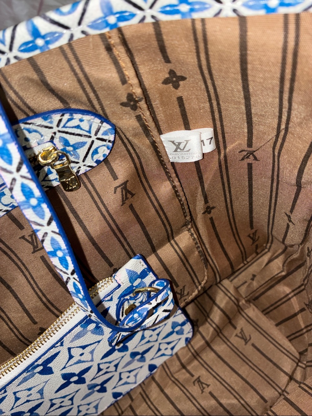 Designer-Style Blue & White Tote with Matching Pouch MM.  Limited edition - Picture 8 of 12